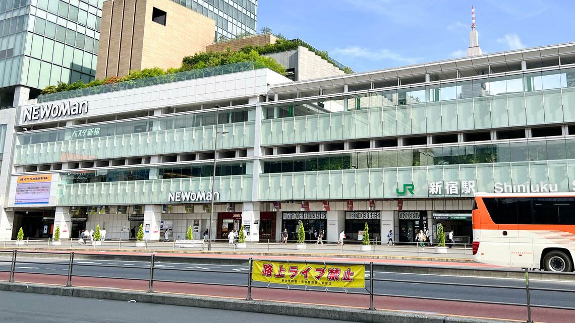 横断幕には新宿警察署、原宿警察署、新宿区の表記がなされている（写真：松原大輔）