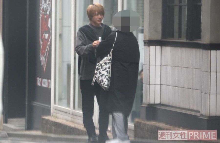 『推しの子』撮影中に休憩する櫻井海音（写真：週刊女性PRIME編集部）