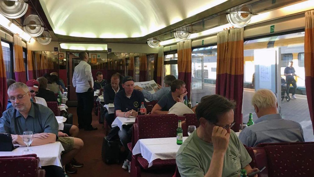 鉄道　食堂車　会計　ペーパーウェイト 欧州の食堂車､日本の観光列車とは大違い カレーライスが2300円の列車も