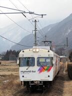 山並みをバックに走る3000系