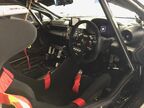 バケットシートやロールゲージが備わる車内