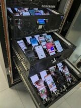 引き出しには複数の端末が収められ、24時間365日稼働する（筆者撮影）