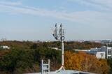 キャンパスの屋上に20基の基地局アンテナを集中して配置し、電波干渉を避けながら通信する技術の研究も行っている（筆者撮影）