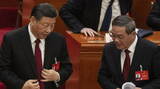 全人代の会場で言葉を交わす中国の習近平国家主席（左）と李強首相。習氏の最側近である李氏はビジネス通として知られるが、首相としての存在感は薄い（写真：Getty Images）