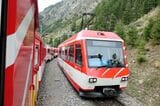 山岳リゾートのツェルマットへ向かうマッターホルンゴッタルド鉄道（筆者撮影）