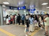 チケットカウンターには大勢の人が並んでいた（筆者撮影）