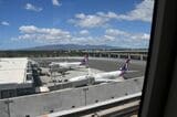 第2期区間は国際空港を経由する。車窓から見た空港＝2025年10月16日（記者撮影）