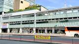 横断幕には新宿警察署、原宿警察署、新宿区の表記がなされている（写真：松原大輔）
