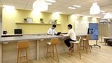 カフェのような感覚で仕事ができる（写真：JR西日本）