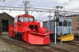 福井鉄道の新旧除雪車。大正生まれのデキ11（右）と2024年製造のMC600形モーターカー（撮影：南正時）