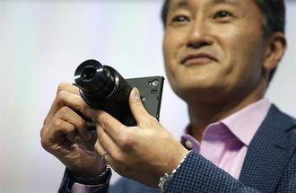 ソニー、レンズ型カメラを日本で投入
