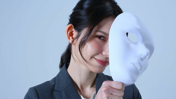 仮面を持つ女性会社員
