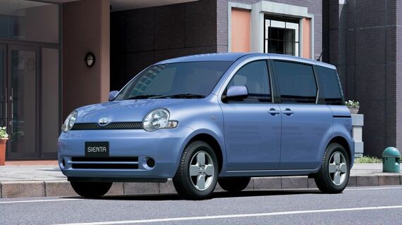 ファニーなフロントマスクも特徴的な初代「シエンタ」（写真：トヨタ自動車）