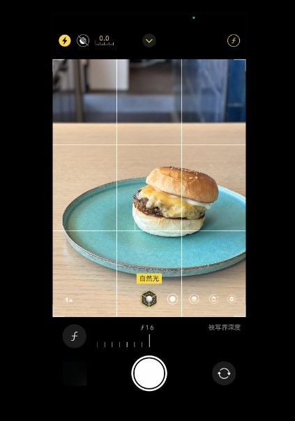 こちらは「f16」。背景やハンバーガーのフチに注目