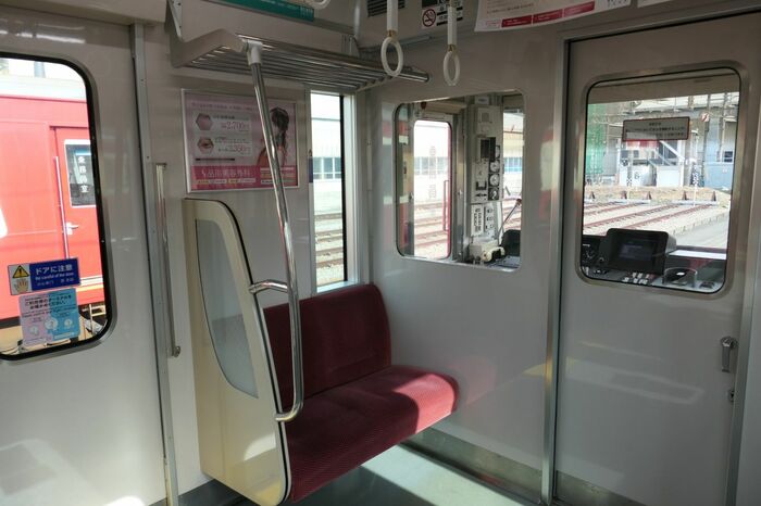 乗務員室後方の2人掛け座席