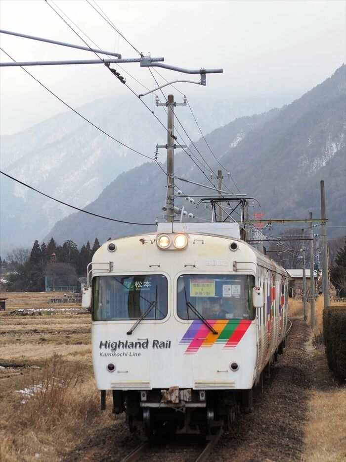 山並みをバックに走る3000系
