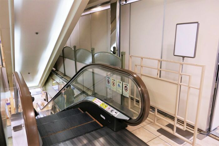 エスカレーター横に残る装飾