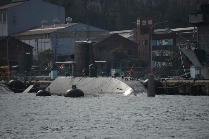 停泊中の潜水艦を間近に目撃