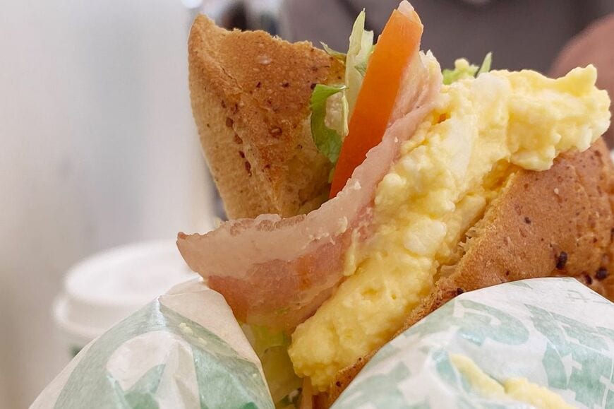 ベーコンはスーパーで売っているスライスベーコンよりはるかに薄いけれど、旨味がすごい（写真：著者撮影）