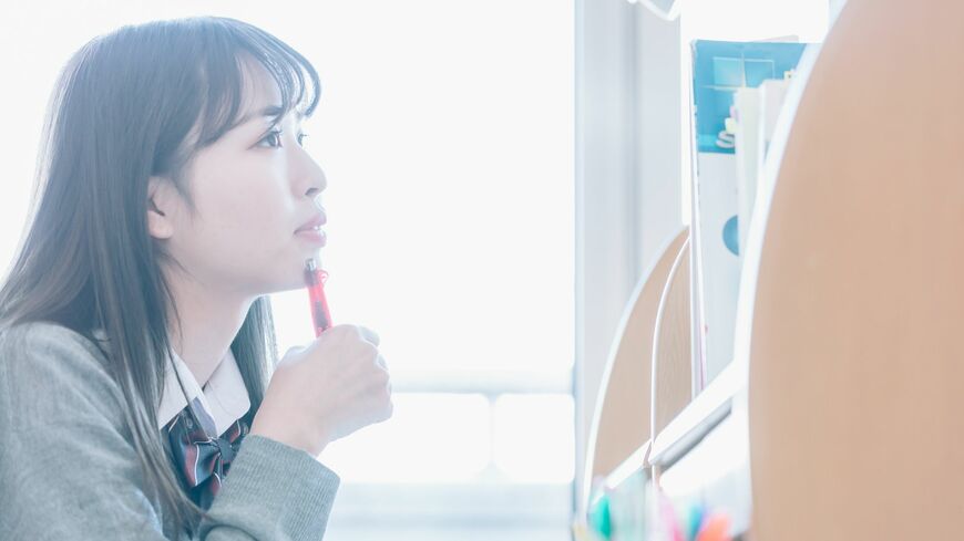 「大学に入ったら、お金はいくらかかる？ もし親が出してくれなかったら？ 社会人になったらどうする？」高校生からお金のことを考えるのは、当たり前なのかも（写真：Mai／PIXTA）  