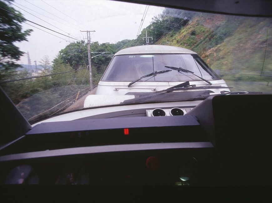 E351系「スーパーあずさ」連結部の運転台から見た風景（撮影：南正時）