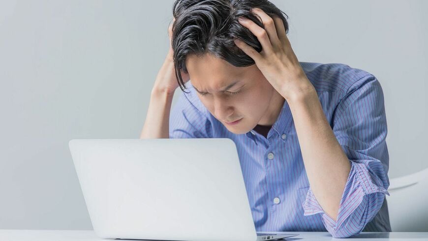 仕事に価値を見いだせない人が陥っている悪循環について解説します（写真：TY / PIXTA）