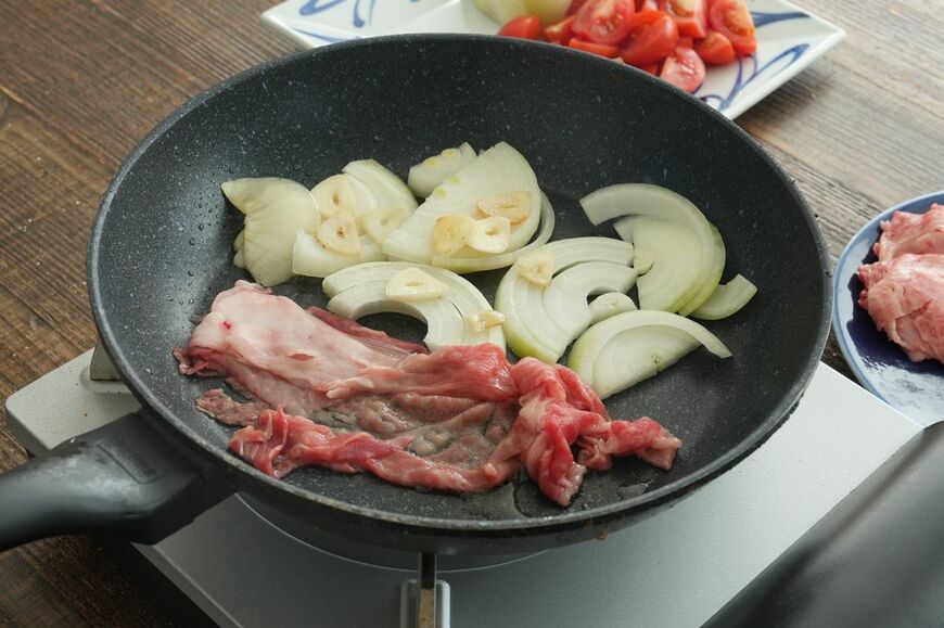 玉ねぎを裏返しながら火を通していきます