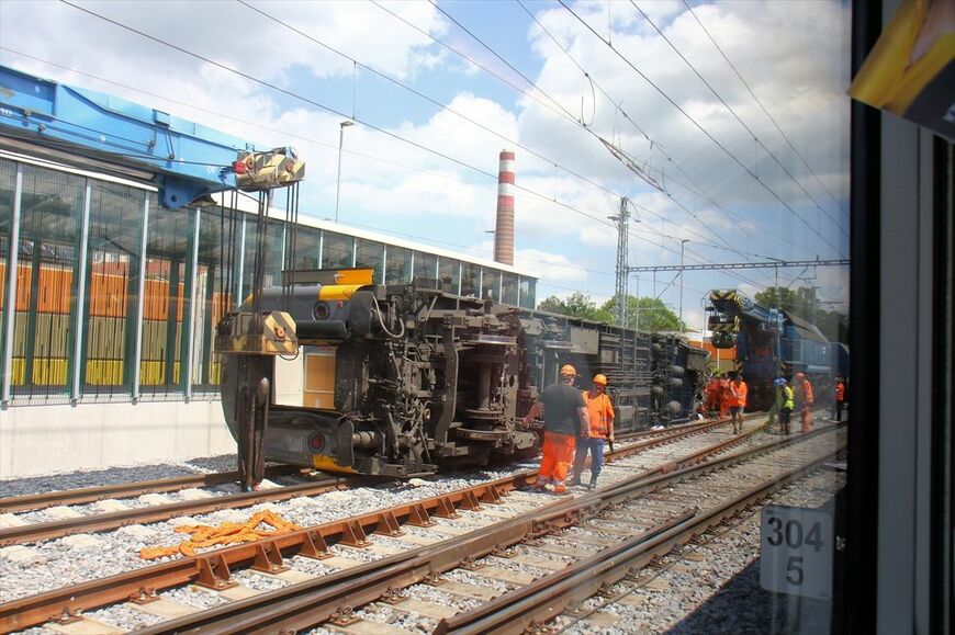 くの字形に折れて大破し横倒しとなった客車。機関車の直後に連結されていた（撮影：橋爪智之）