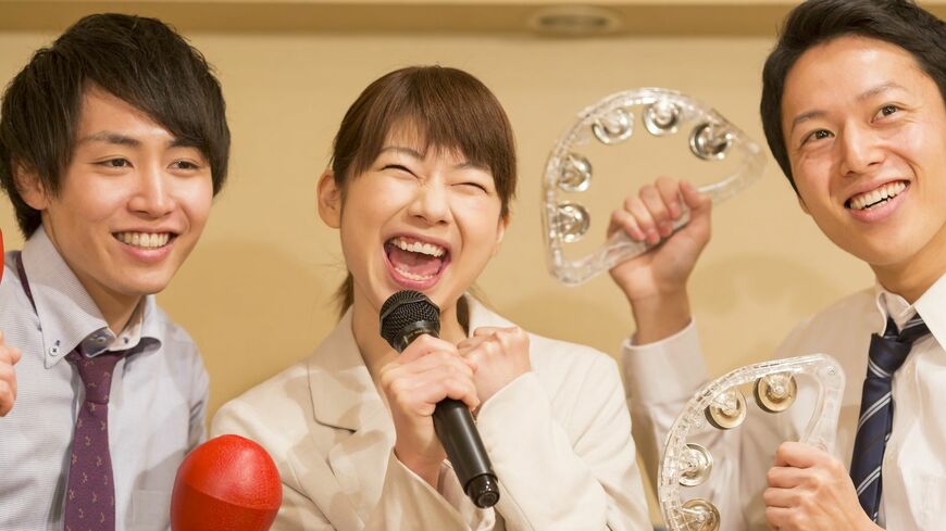 カラオケを楽しむ男女