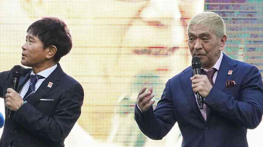 松本さん騒動をめぐる報道と世論に見える「風向きの変化」とは？写真は2022年11月、オリックスの優勝パレードを前に行われた「御堂筋ランウェイ」に登場したダウンタウンの松本人志さん（右）と浜田雅功さん（写真：共同通信）