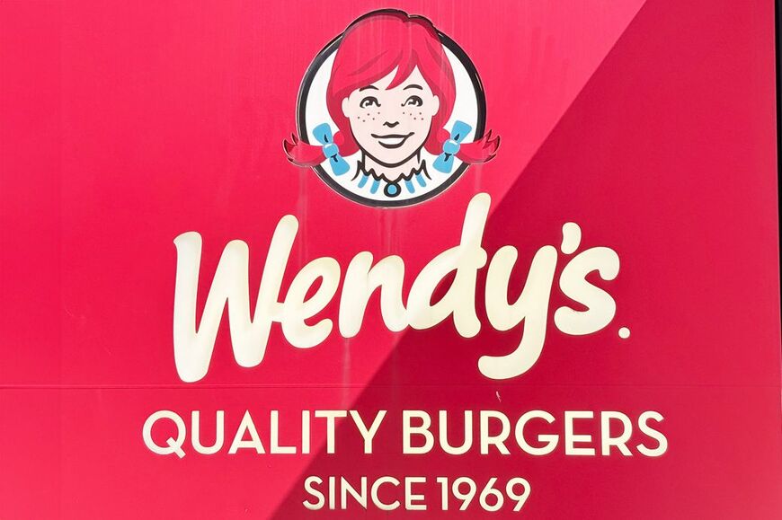 ウェンディーズのイメージキャラクターは赤毛の女の子「ウェンディー」
