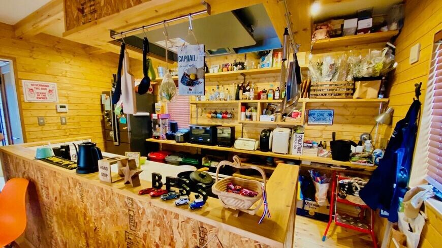 住人の「生き方」や「趣味趣向」が出やすいキッチン。今回は生粋キャンパー家族のキッチンを紹介します（写真：@wonder.fjさん提供）