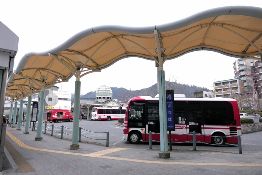 京阪山科駅前のバスターミナル（記者撮影）