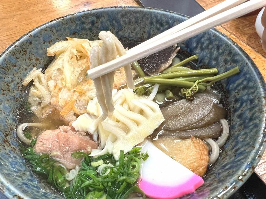 蕎麦は、麺が短くブツブツと切れる田舎蕎麦。風味が豊かだ。甘めの出汁が車の運転で疲れた体に染みわたる（筆者撮影）