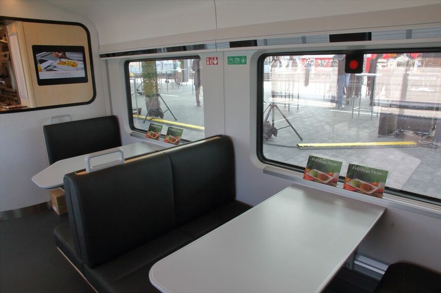 食堂車のテーブル席（撮影：橋爪智之）