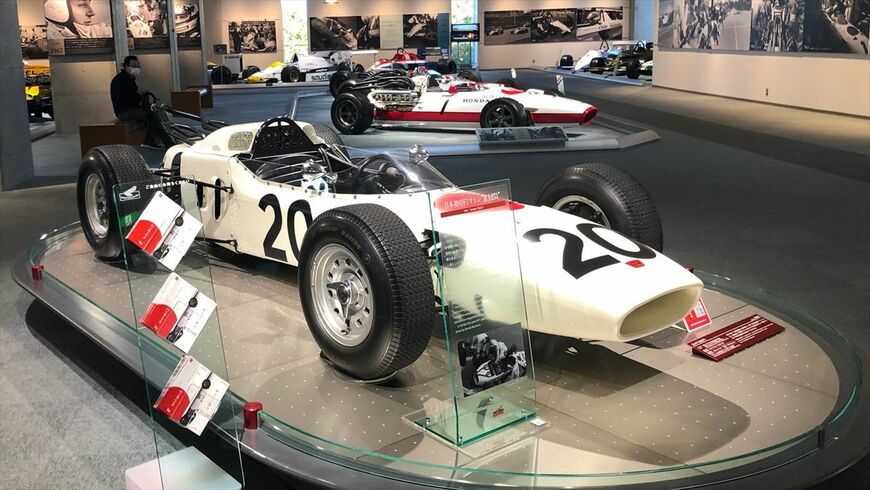 ツインリンクもてぎ内の「ホンダコレクションホール」にて。第1期のF1マシンなど（筆者撮影）