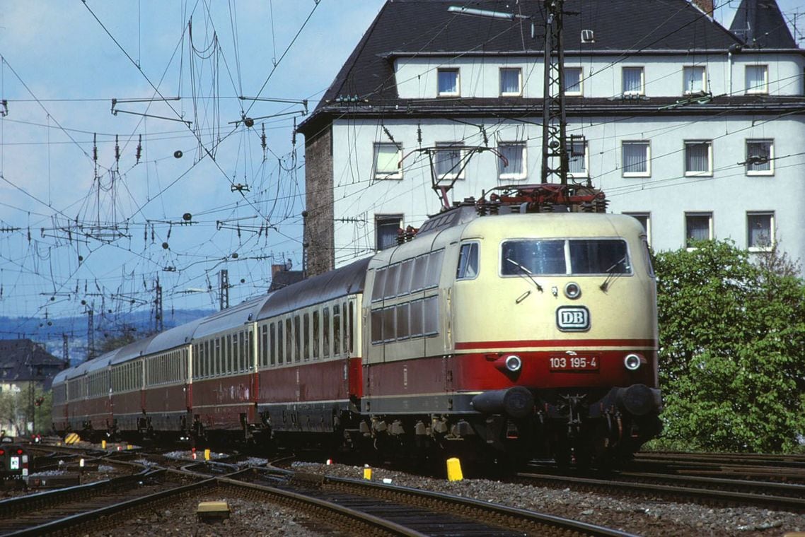西ドイツの典型的なTEEの編成。先頭の機関車は