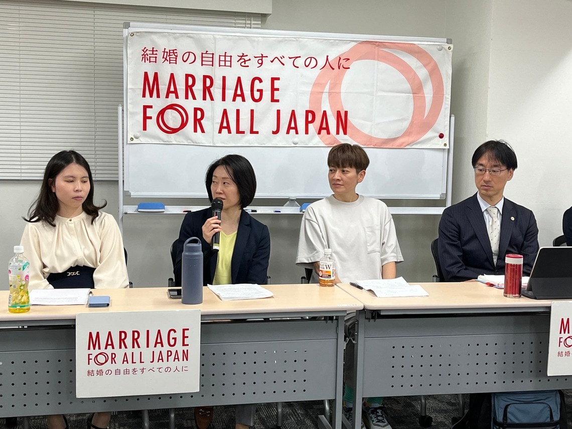 裁判終了後、Marriage For All Japan - 結婚の自由をすべての人にが主催して、支援者のための報告会をしている。写真左から北條友里恵弁護士、原告の福田理恵さん、藤井美由紀さん、沢崎敦一弁護士（写真：筆者撮影）