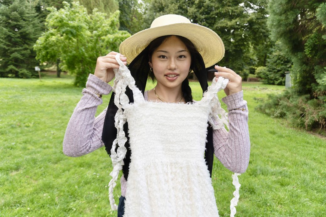 「リボンやフリルが付いてかわいいけれど、フリフリしすぎないクラッシーな雰囲気の服も、フランスではあまり見かけません」（筆者撮影）