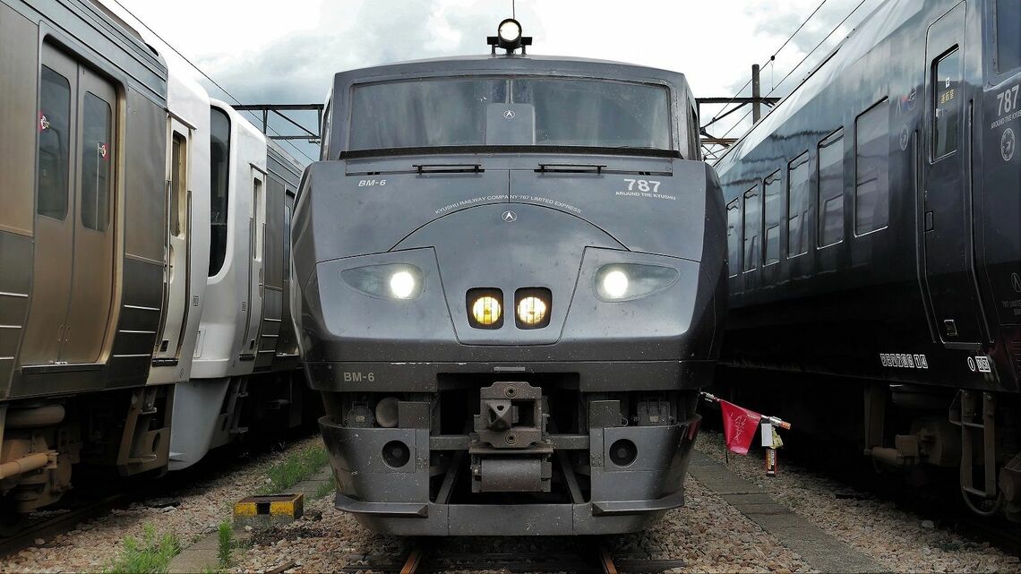JR九州の特急電車「787系」。グレーの車体に角張った独特な顔立ちだ （記者撮影）