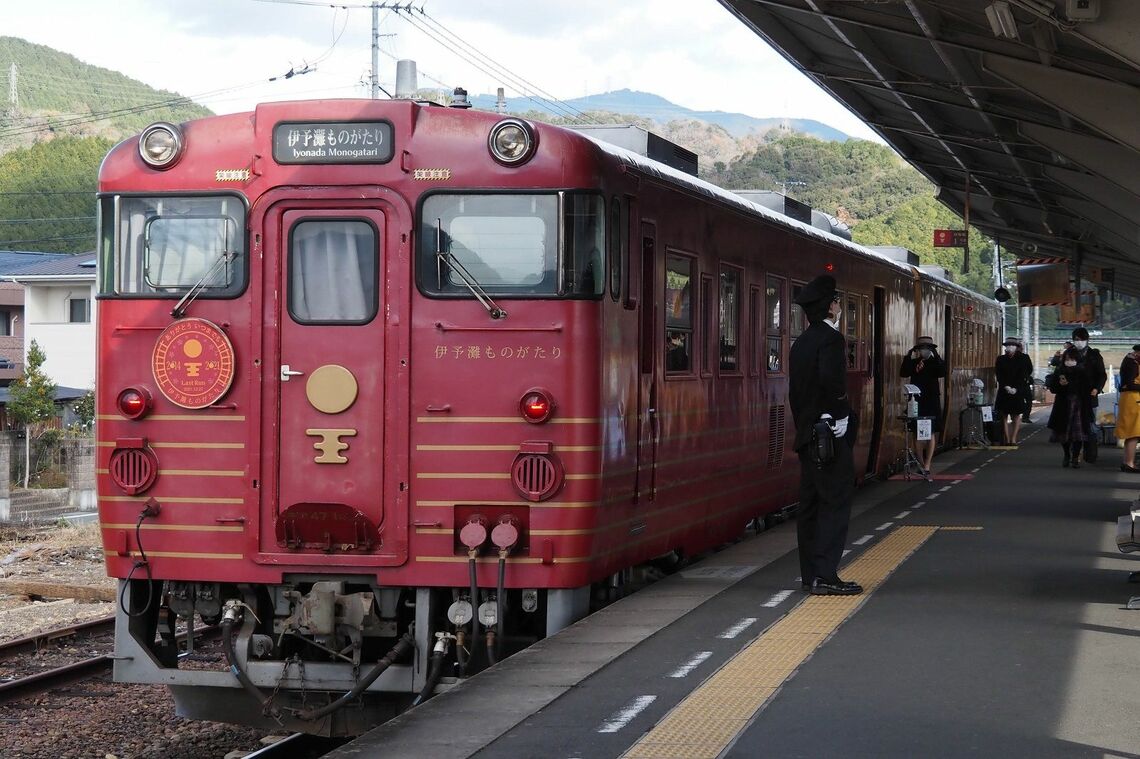 伊予大洲駅で出発を待つ「伊予灘ものがたり」（撮影：伊原薫）