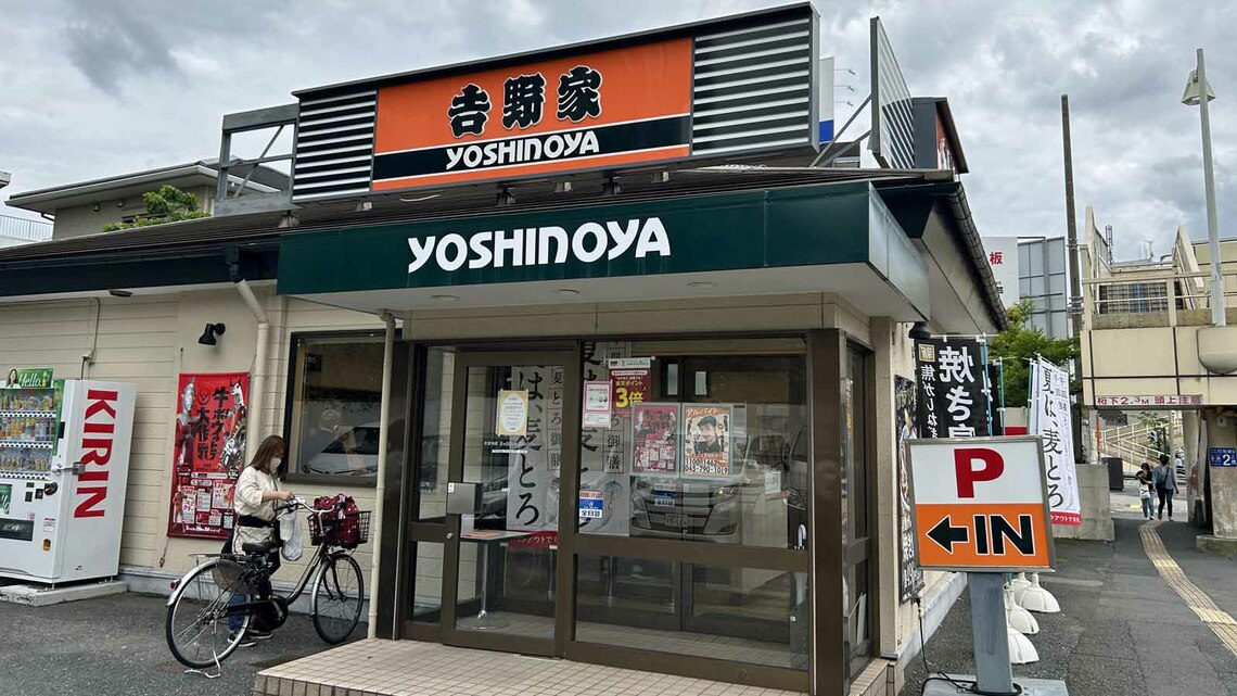 黒を基調とした外観の吉野家C&C店舗。内装もテーブル席などを増やして女性客やグループ客の取り込みを狙う(記者撮影)