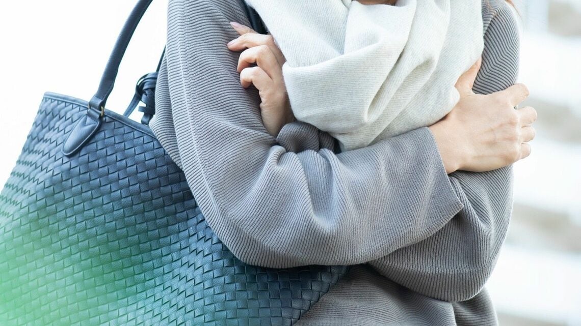 寒さを感じる女性