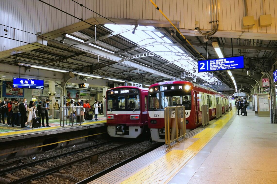 泉岳寺方面行き2番線から見た京急品川駅構内