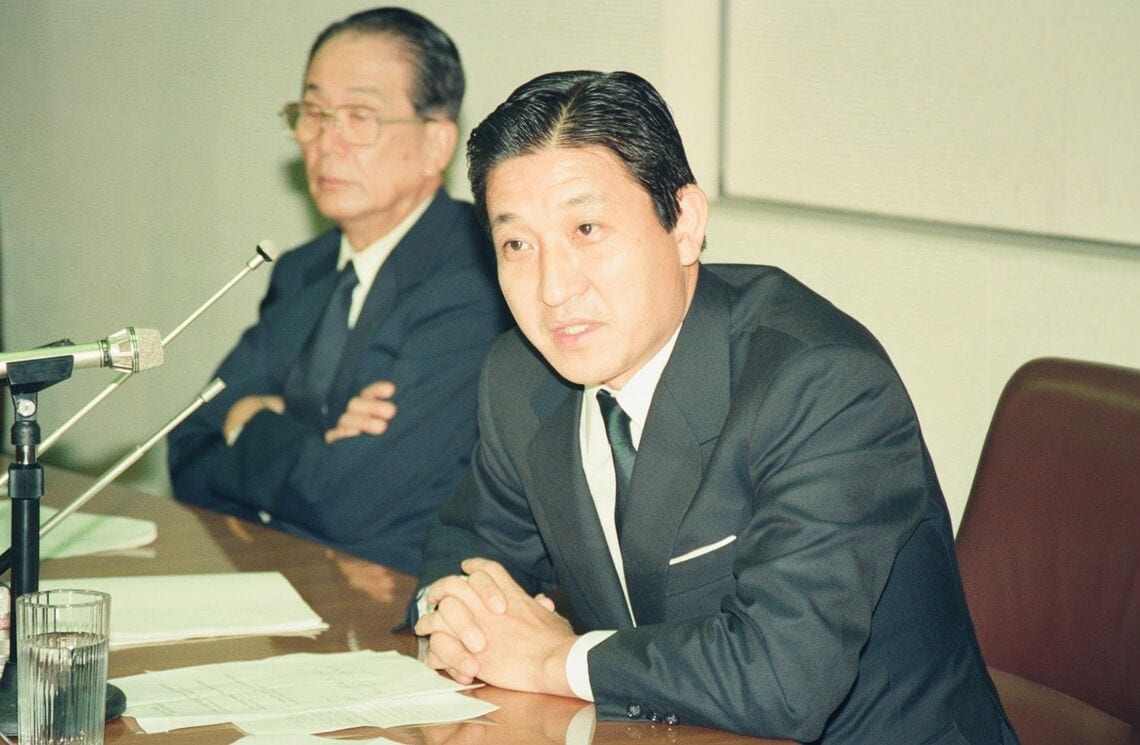 1990年10月19日、当時の伊藤萬（イトマン）常務だった伊藤寿永光氏（右、写真・東洋経済編集部）