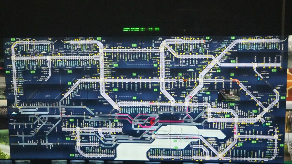 NEXCO東日本の道路管制センターで見た道路状況を示す巨大モニター(筆者撮影)