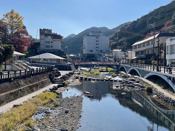 長門湯本温泉街の中心を流れる音信川は親水性が高くなった（筆者撮影）