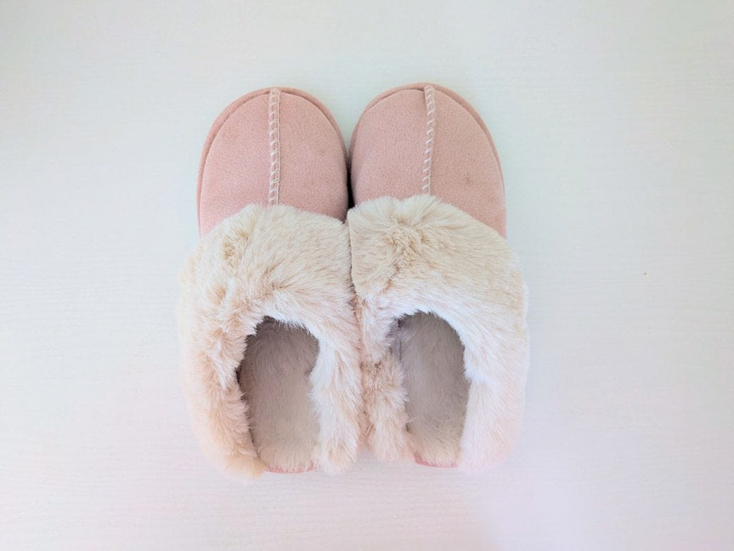 内側にファーのついたルームシューズ