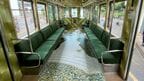 金箔をイメージした壁に枯山水の床が目立つ