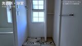 きれいになった洗面所と風呂場（画像：「イーブイ片付けチャンネル」より）